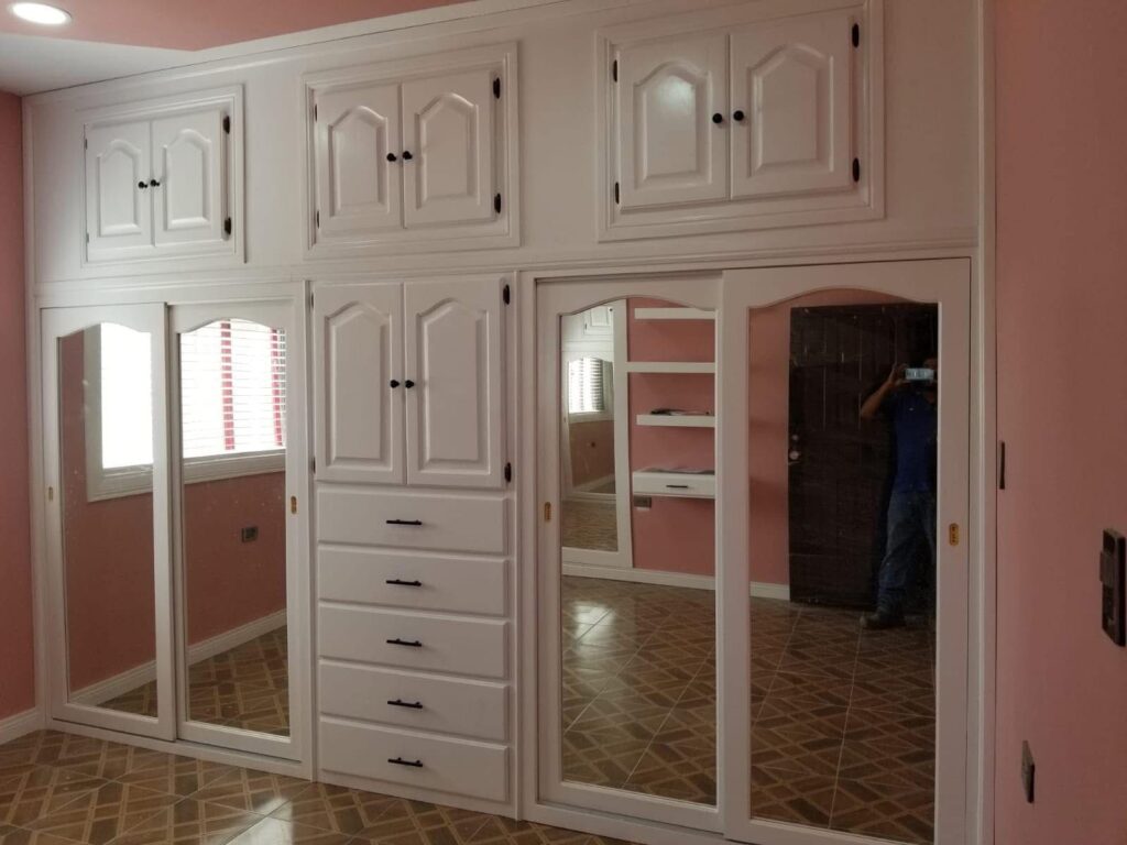 closet blanco de madera de pino