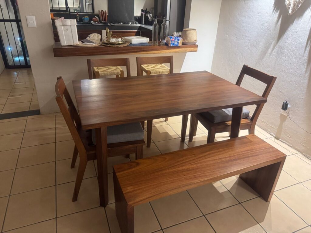 WhatsApp Image 2025-02-21 at 1.03.05 PM (1) comedor de pino